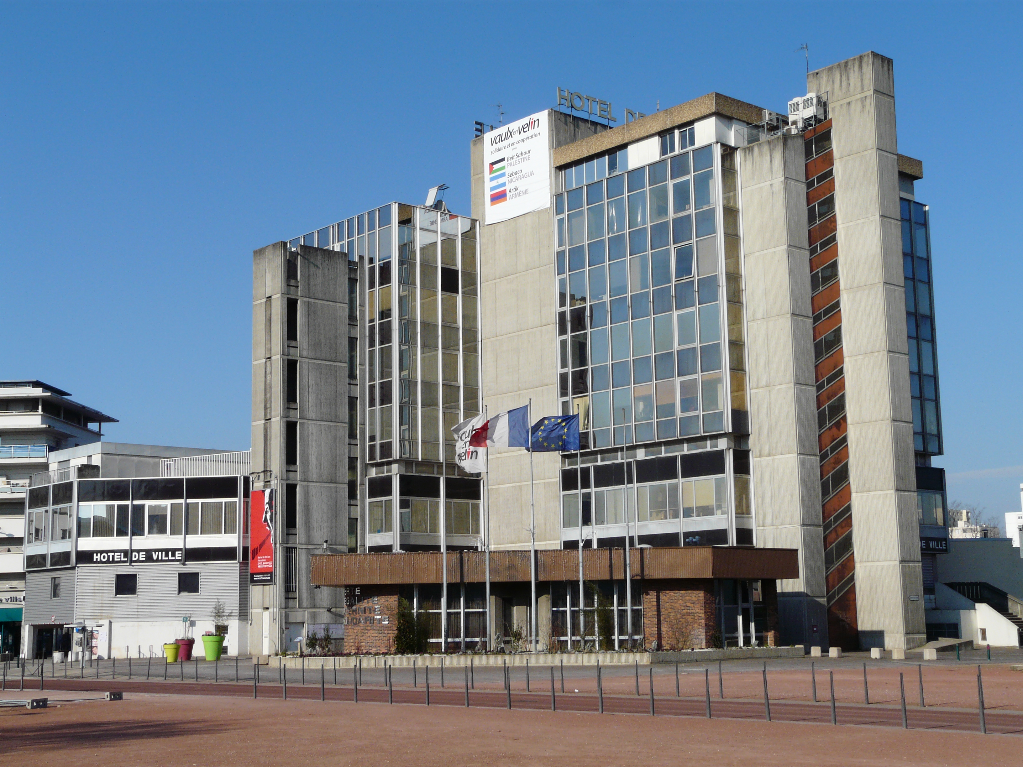 Vaulx-En-Velin : Ils débrayent pour protester contre les pressions de la municipalité PS Vaulx-En-Velin : Ils débrayent pour protester contre les pressions de la municipalité PS