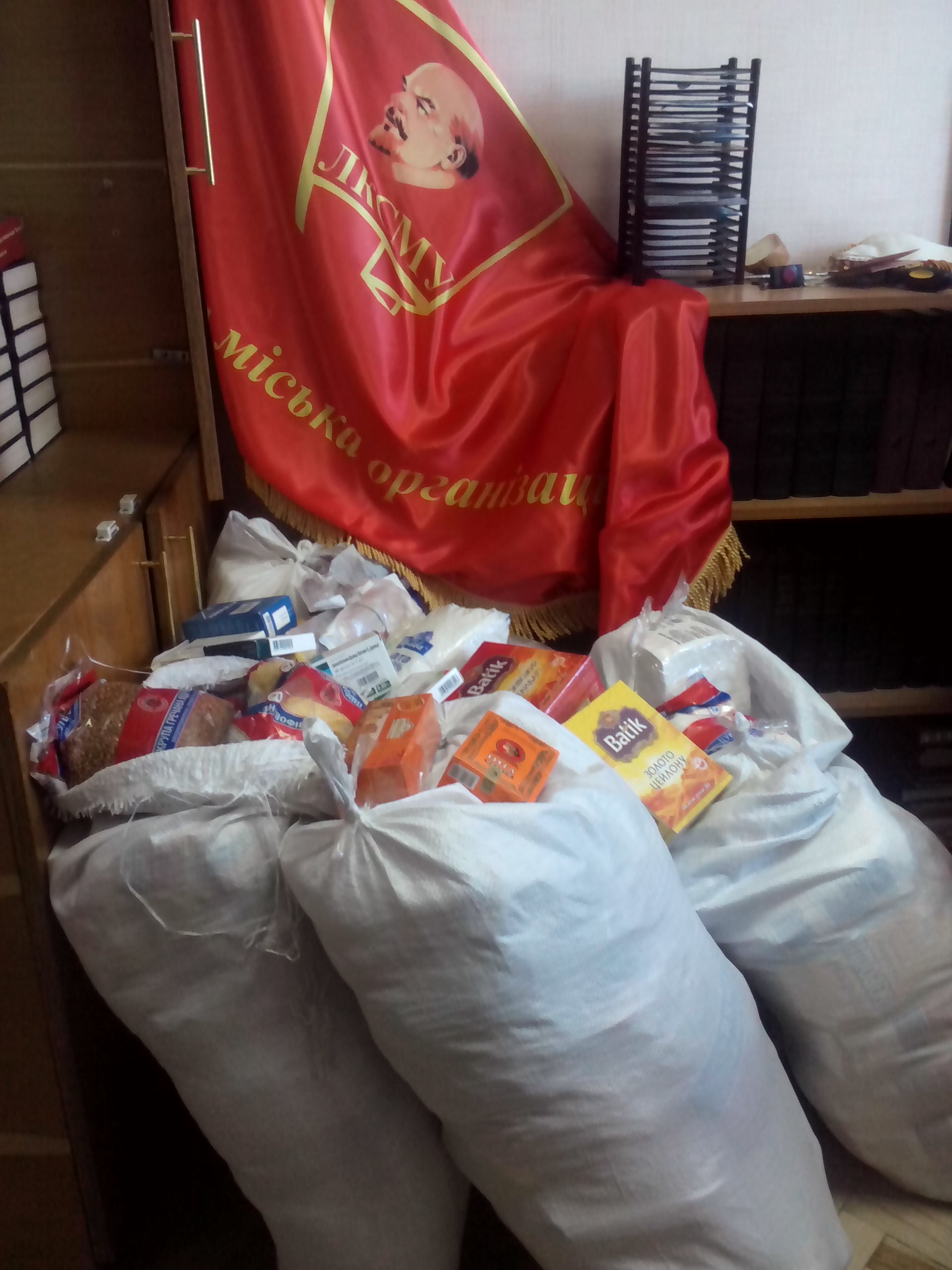 "Komsomol pour la paix", les jeunes communistes d'Ukraine recueillent de l'aide humanitaire pour le Donbass