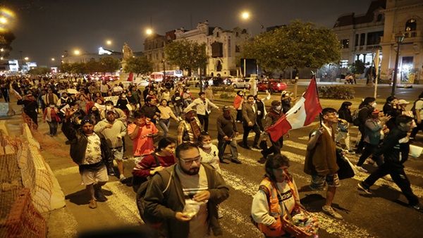 Les paysans péruviens avancent vers Lima et marchent contre le coup d'état Les paysans péruviens avancent vers Lima et marchent contre le coup d'état