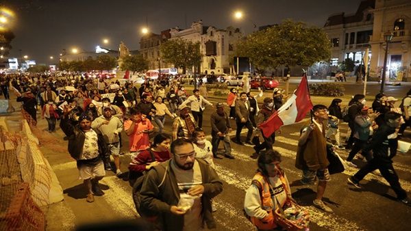 Les paysans péruviens avancent vers Lima et marchent contre le coup d'état