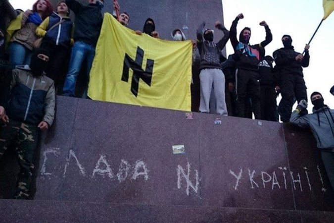 Kharkov : Avec la bénédiction du gouvernement, les néonazis peuvent détruire les monuments soviétiques