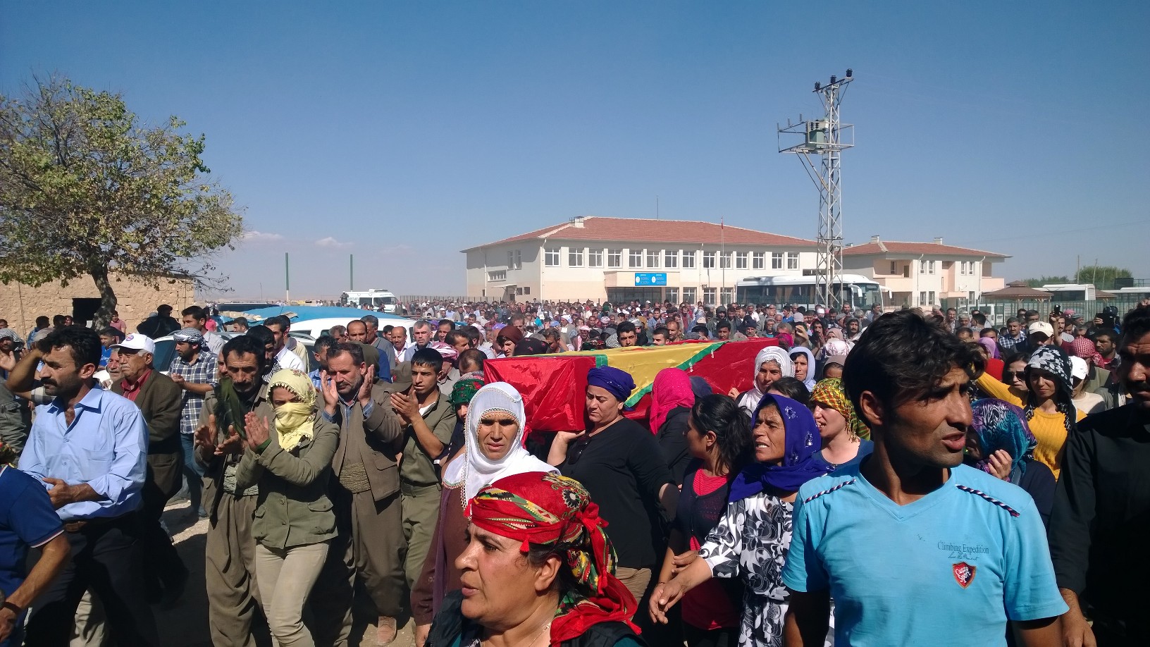 Entre « l’État islamique » et la police turque, les Kurdes résistent