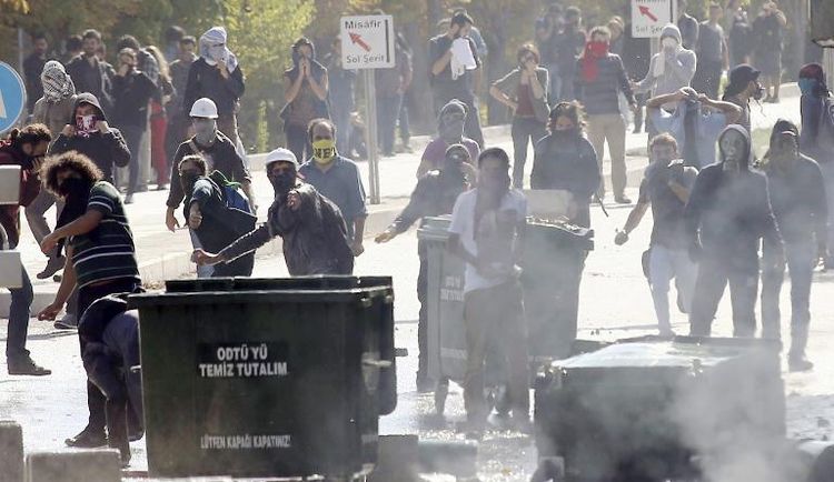 La Turquie bombarde les kurdes du PKK qui résistent aux islamistes La Turquie bombarde les kurdes du PKK qui résistent aux islamistes