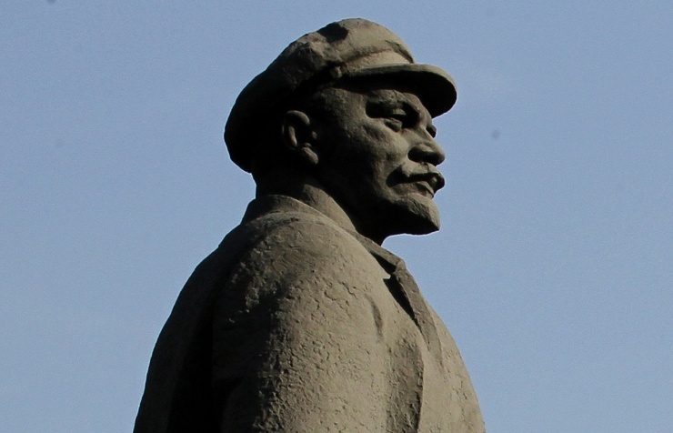 Pendant que les nazis défilent à Kiev, le gouverneur de Poltava décide la destruction de près de 120 statues de Lénine dans l'oblast