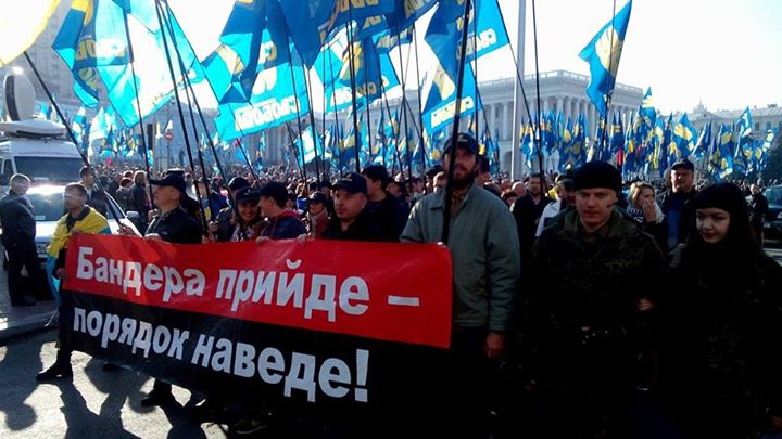 Pendant que les nazis défilent à Kiev, le gouverneur de Poltava décide la destruction de près de 120 statues de Lénine dans l'oblast Pendant que les nazis défilent à Kiev, le gouverneur de Poltava décide la destruction de près de 120 statues de Lénine dans l'oblast