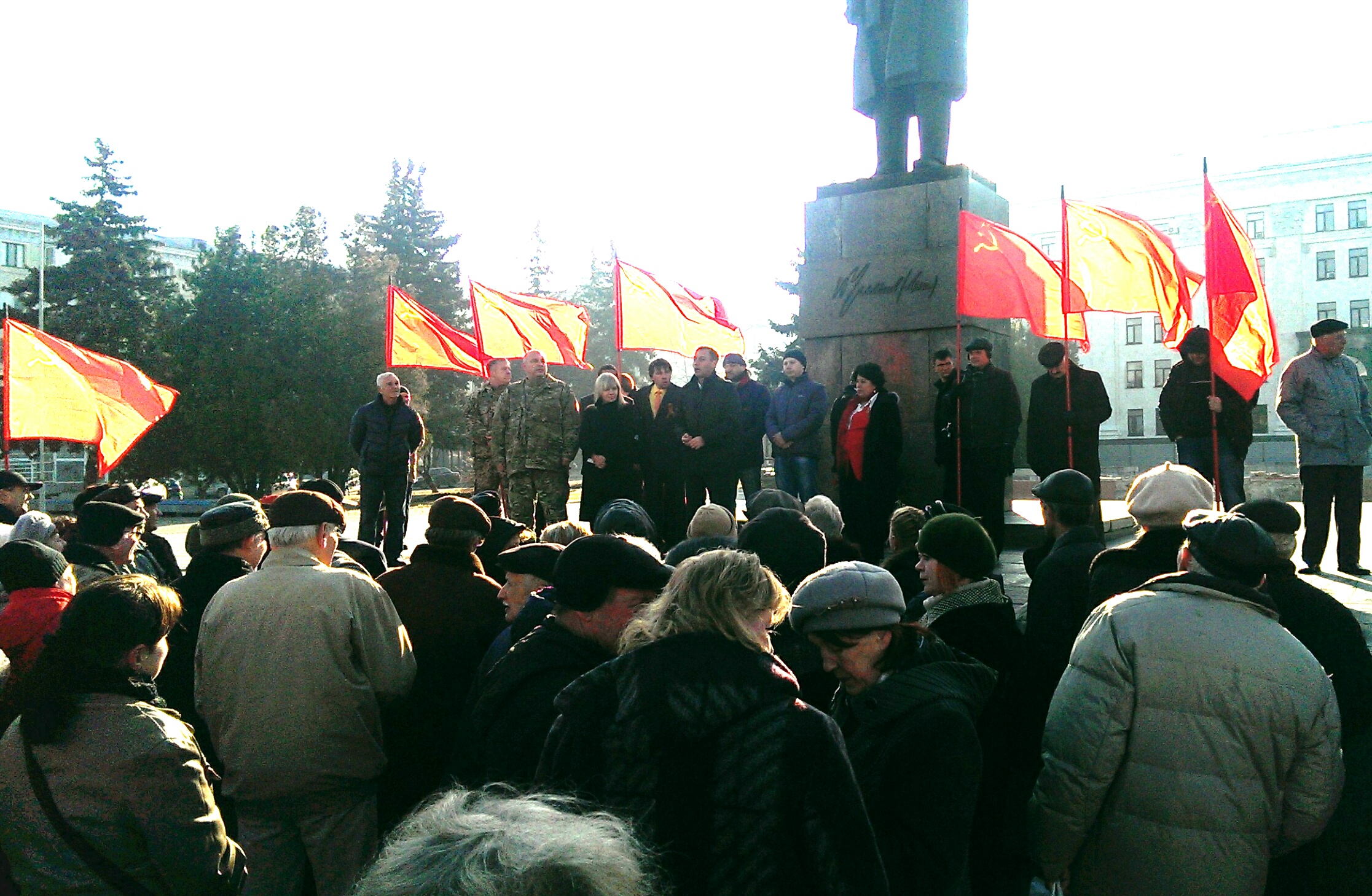 Les communistes de Lugansk (LNR) saluent la Grande Révolution socialiste d'Octobre Les communistes de Lugansk (LNR) saluent la Grande Révolution socialiste d'Octobre