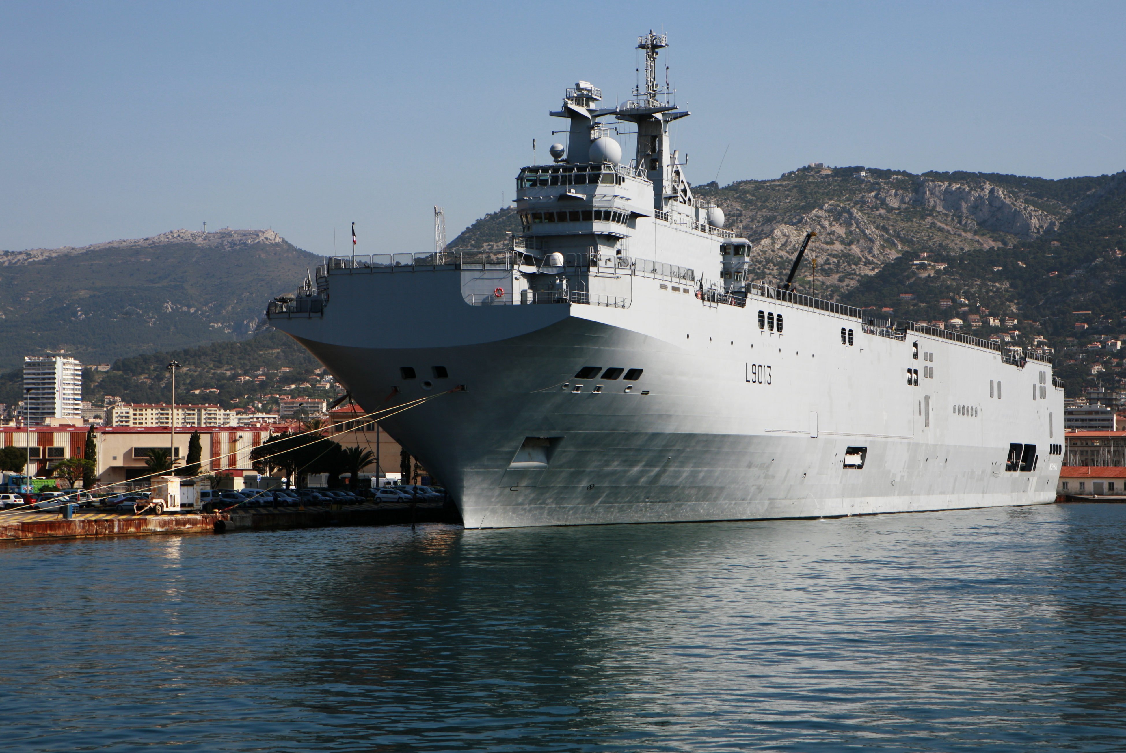 Mistral: pour le PCF, la France "devra" livrer les navires à la Russie