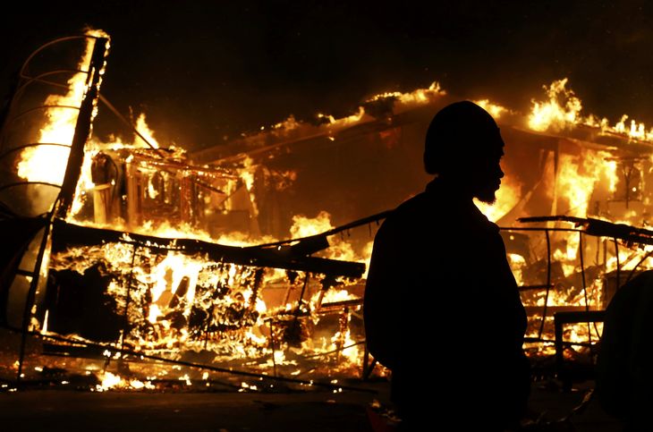 Ferguson s'embrase à nouveau après un non-lieu pour le policier incriminé dans la mort de Michael Brown Ferguson s'embrase à nouveau après un non-lieu pour le policier incriminé dans la mort de Michael Brown