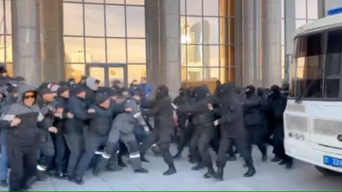 Le Kazakhstan connait des grèves massives dans la région pétrolière de Zhanaozen Le Kazakhstan connait des grèves massives dans la région pétrolière de Zhanaozen