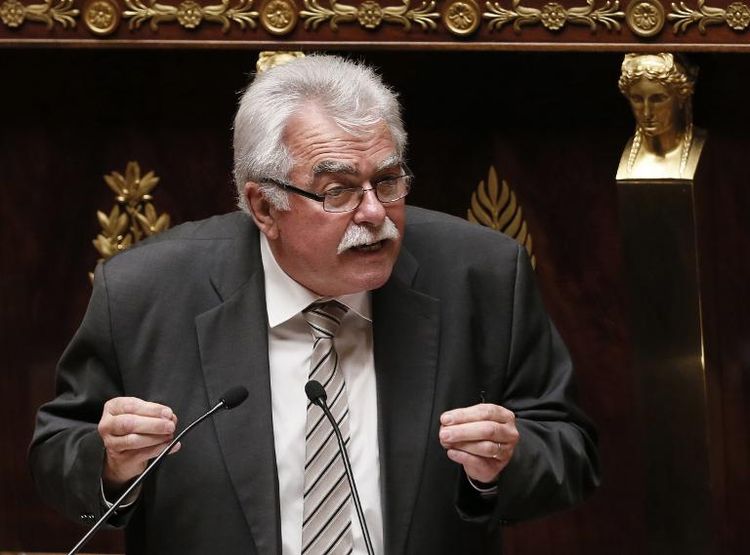 André Chassaigne dénonce à l'Assemblée la "bombe à Macron"