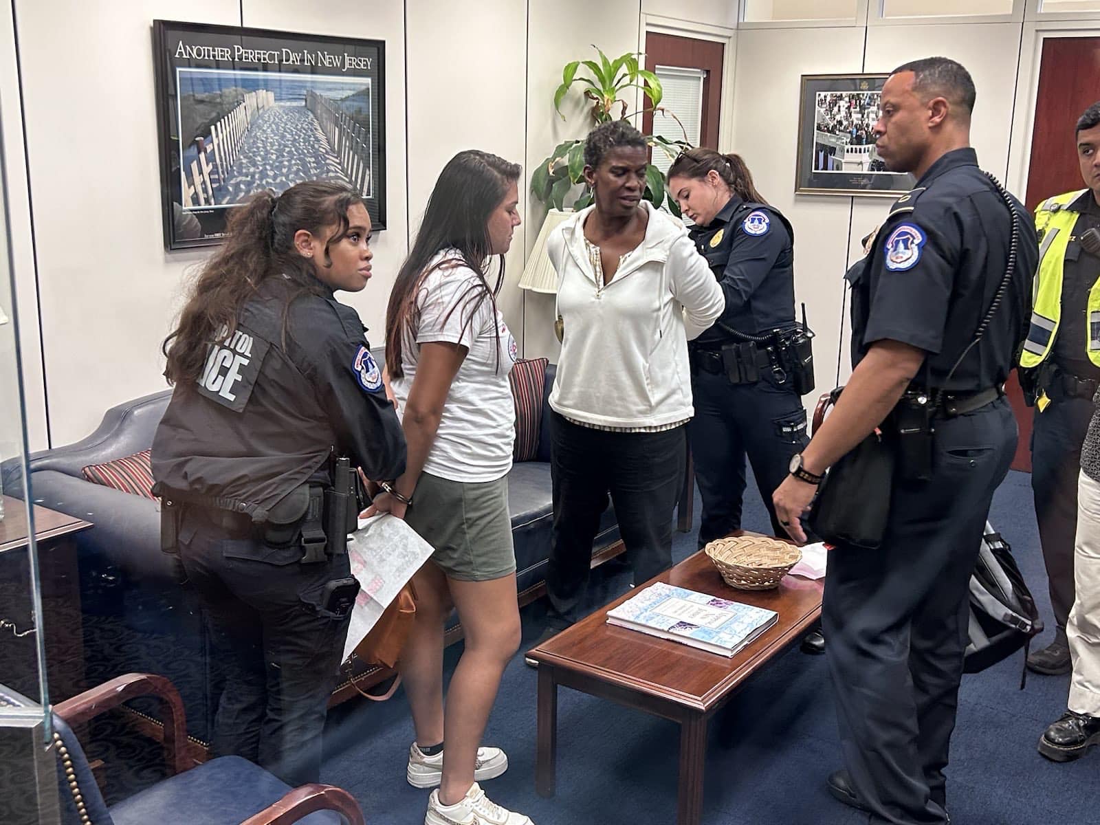 Des militantes en faveur de la levée du blocus contre Cuba arrêtées