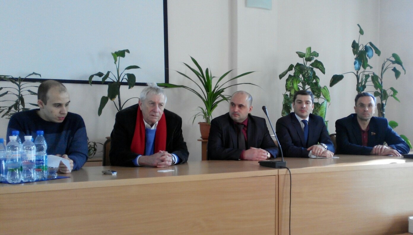 Die Linke envoie 6 tonnes de médicaments pour le Donbass Die Linke envoie 6 tonnes de médicaments pour le Donbass