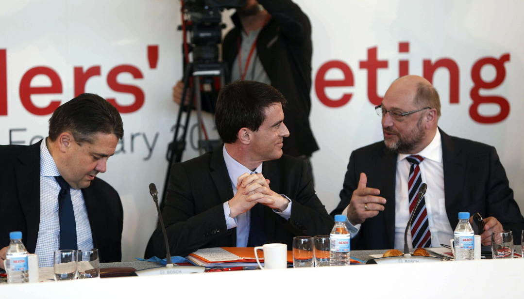 Manuel Valls entouré de Martin Schulz (à droite) et de Sigmar Gabriel, Vice-Chancelier de l'Allemagne