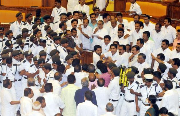 Inde/Kerala : 20 députés communistes blessés Inde/Kerala : 20 députés communistes blessés