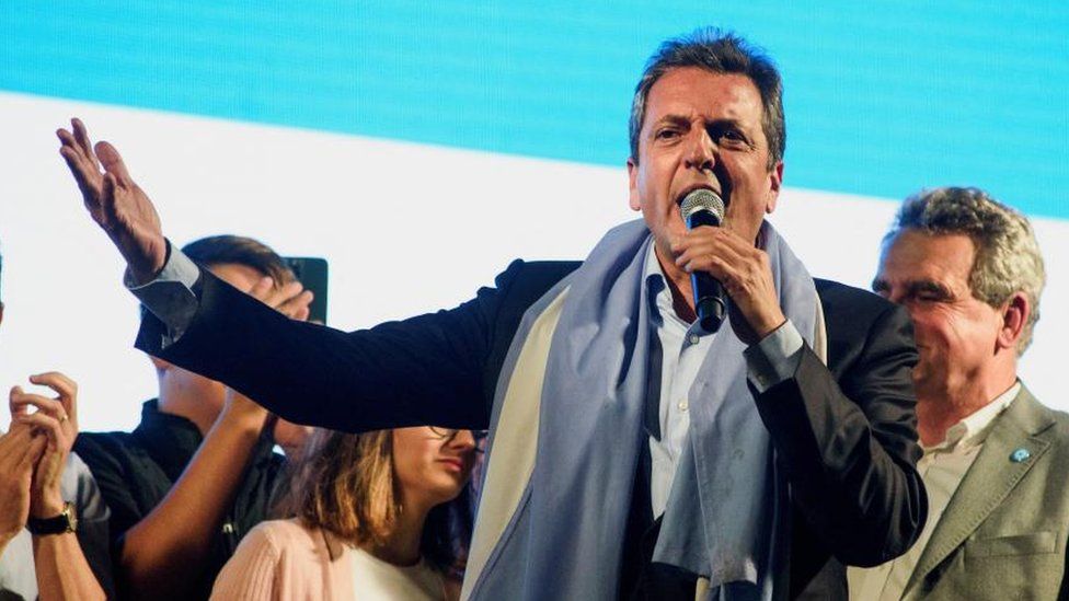 Massa remporte le premier tour des élections présidentielles en Argentine Massa remporte le premier tour des élections présidentielles en Argentine