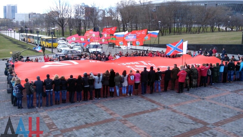 Donetsk (DNR) réagit à l'interdiction du communisme en déployant une immense "Bannière de la victoire"