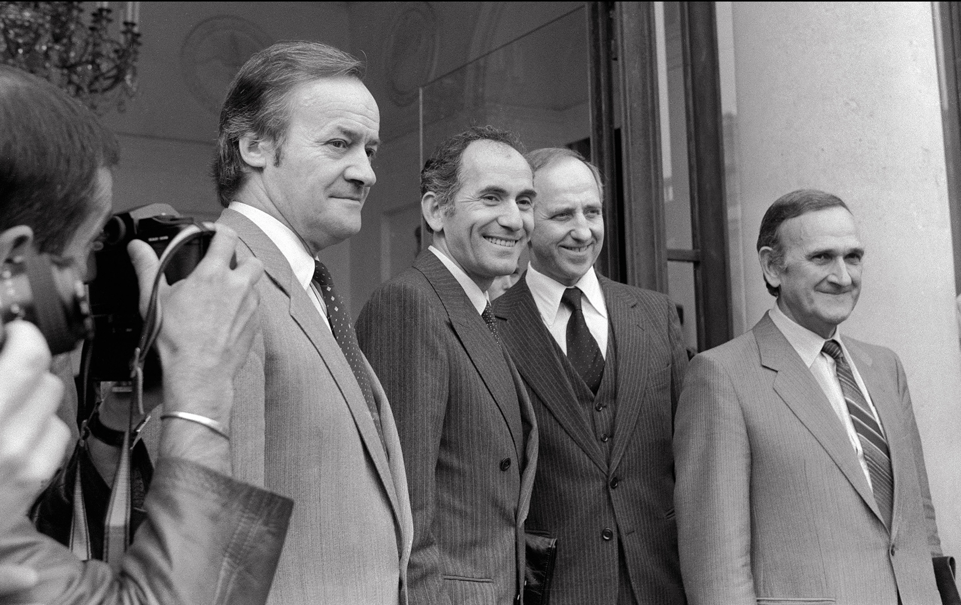 Les ex-ministres PCF de Mitterrand se sentent "insultés" par Hollande