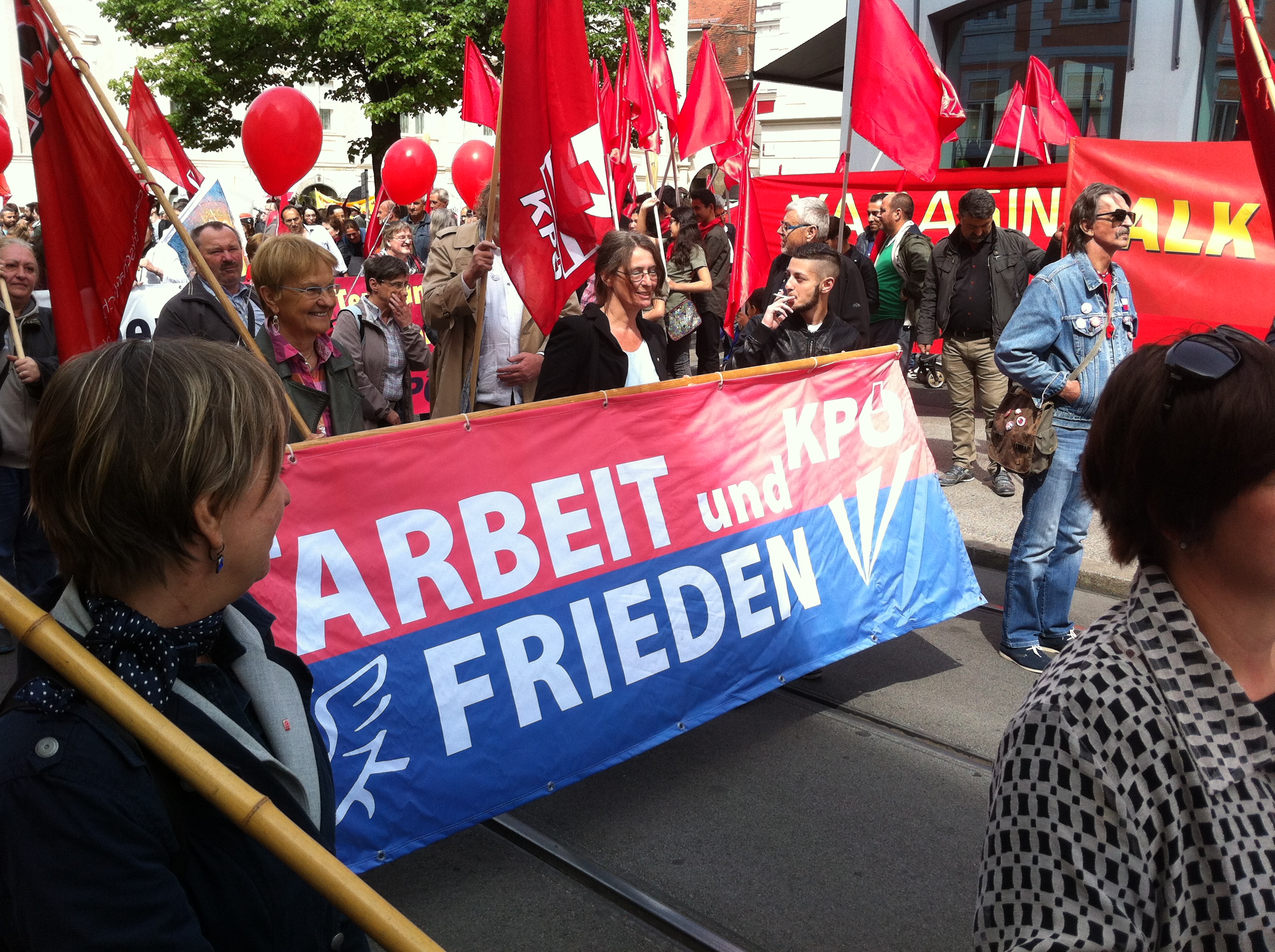 Elke Kahr au centre de la banderole Elke Kahr au centre de la banderole