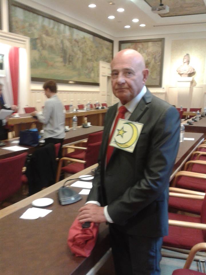 Aimé Couquet (PCF) proteste contre la "liste de Ménard" en portant le croissant de l'Islam Aimé Couquet (PCF) proteste contre la "liste de Ménard" en portant le croissant de l'Islam