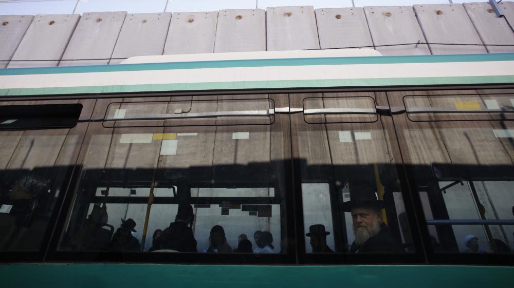 Les Palestiniens interdits de circuler dans des autobus avec des Israéliens. L'apartheid ! Les Palestiniens interdits de circuler dans des autobus avec des Israéliens. L'apartheid !