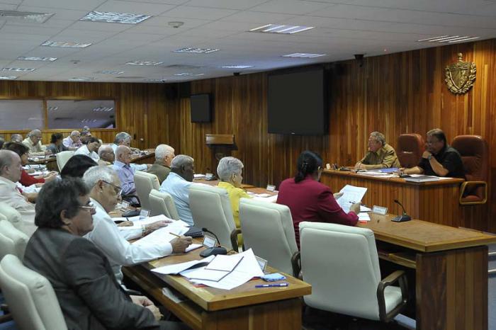 "Ce que nous réalisons doit être soumis à la critique permanente de tous" (Raul Castro) "Ce que nous réalisons doit être soumis à la critique permanente de tous" (Raul Castro)