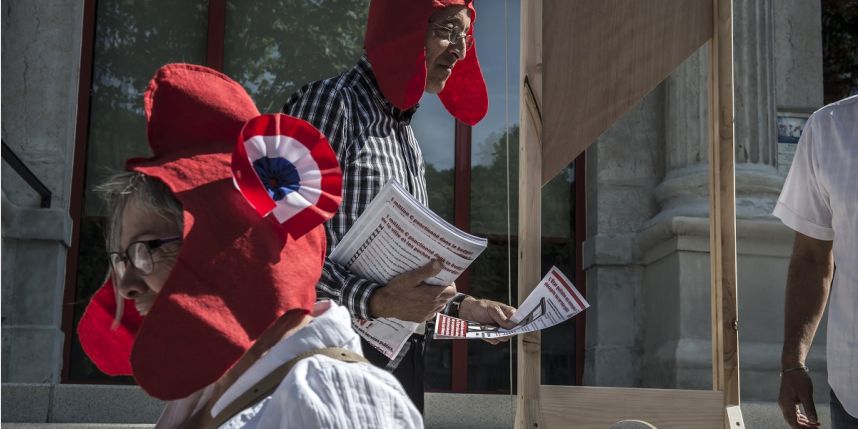Givors : les élus PCF installent une guillotine devant la mairie