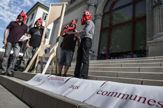 Givors : les élus PCF installent une guillotine devant la mairie
