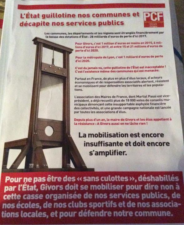 Givors : les élus PCF installent une guillotine devant la mairie