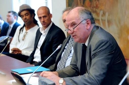 Les sénateurs communistes affichent leur soutien au gouvernement Grec