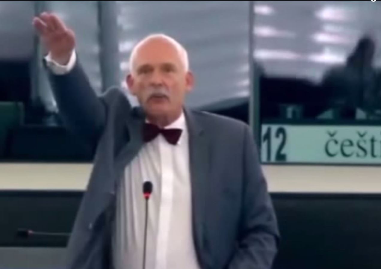 Un eurodéputé polonais d'extrême droite termine son discours par un salut nazi au Parlement européen Un eurodéputé polonais d'extrême droite termine son discours par un salut nazi au Parlement européen