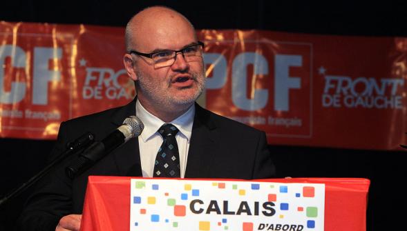"A bas la puanteur extrémiste, vive la solidarité" clame l'ancien maire PCF de Calais