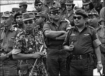 Le général Suharto (à gauche)