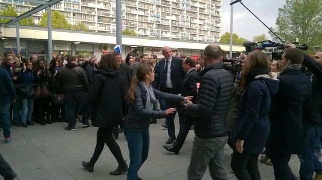 Visite tumultueuse pour François Hollande à La Courneuve Visite tumultueuse pour François Hollande à La Courneuve