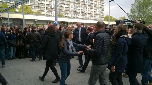 Visite tumultueuse pour François Hollande à La Courneuve