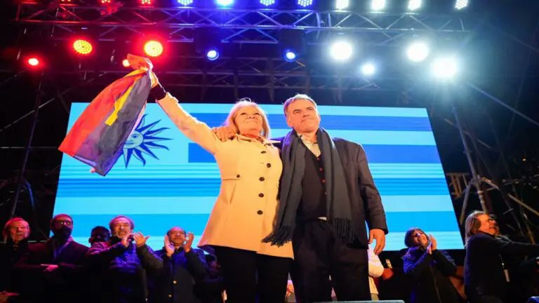 Yamandú Orsi (Frente Amplio) est élu président de l'Uruguay Yamandú Orsi (Frente Amplio) est élu président de l'Uruguay