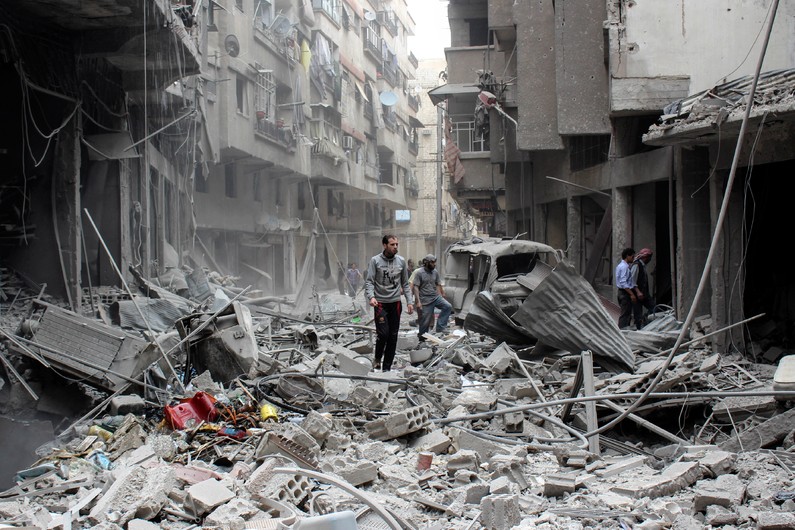 Un groupe rebelle syrien utilise des civils placés en cage comme bouclier humain Un groupe rebelle syrien utilise des civils placés en cage comme bouclier humain