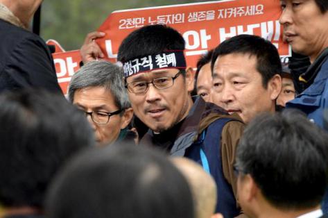Corée du Sud. Le leader syndical Han Sang-Gyun se rend à la police