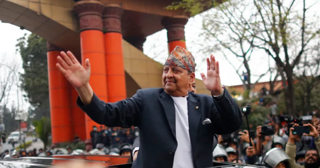 Leur roi a peine rentré d'exil, les monarchistes tentent de renverser la République au Népal Leur roi a peine rentré d'exil, les monarchistes tentent de renverser la République au Népal