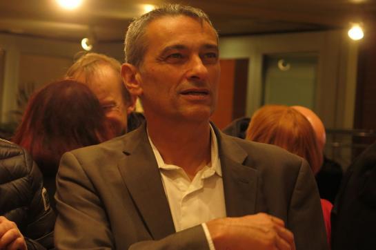 Le maire (PCF) de La Verrière rend sa médaille du mérite à Hollande