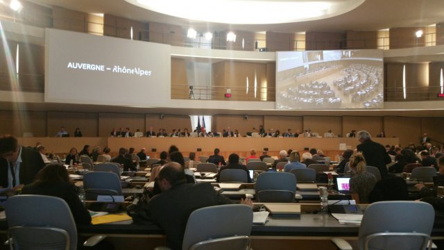 Région AuRA : Des "élus debout" (EELV-PG) assis aux côtés de Laurent Wauquiez Région AuRA : Des "élus debout" (EELV-PG) assis aux côtés de Laurent Wauquiez