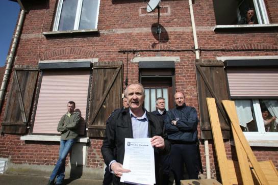 Pas-de-Calais : Le maire communiste et ses adjoints font fuir les huissiers Pas-de-Calais : Le maire communiste et ses adjoints font fuir les huissiers