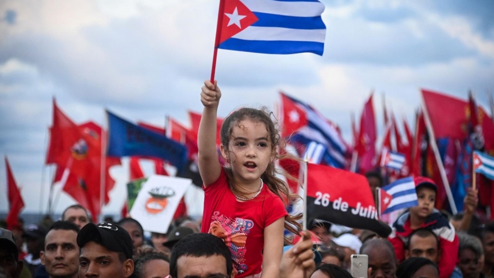 Cuba n'est pas seule ! Cuba va gagner ! Cuba n'est pas seule ! Cuba va gagner !