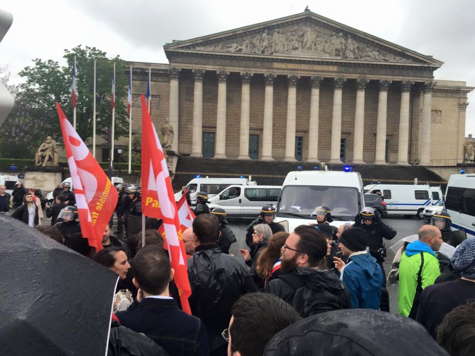 49-3/Loi Travail : Rassemblement devant l'Assemblée nationale 49-3/Loi Travail : Rassemblement devant l'Assemblée nationale