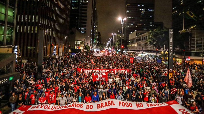 Le peuple en masse dans les rues de Sao Paulo (Brésil) pour dénoncer le coup d'état