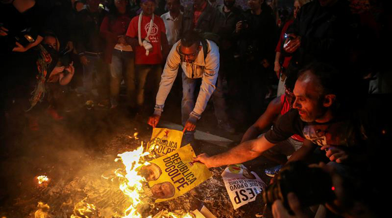 Le peuple en masse dans les rues de Sao Paulo (Brésil) pour dénoncer le coup d'état