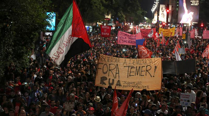 Le peuple en masse dans les rues de Sao Paulo (Brésil) pour dénoncer le coup d'état