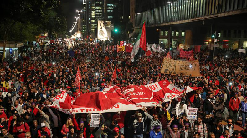 Le peuple en masse dans les rues de Sao Paulo (Brésil) pour dénoncer le coup d'état