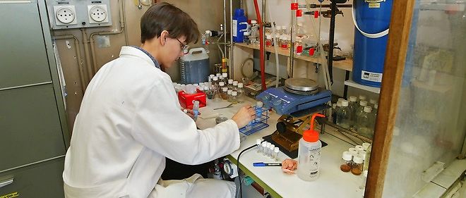 Hollande renonce aux annulations de crédit pour le budget de la recherche