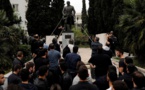 Des communistes grecs (KKE) tentent d'abattre une statue de Truman