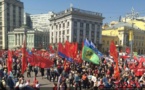 Des milliers de russes défilent aux côtés des communistes pour le 1er mai